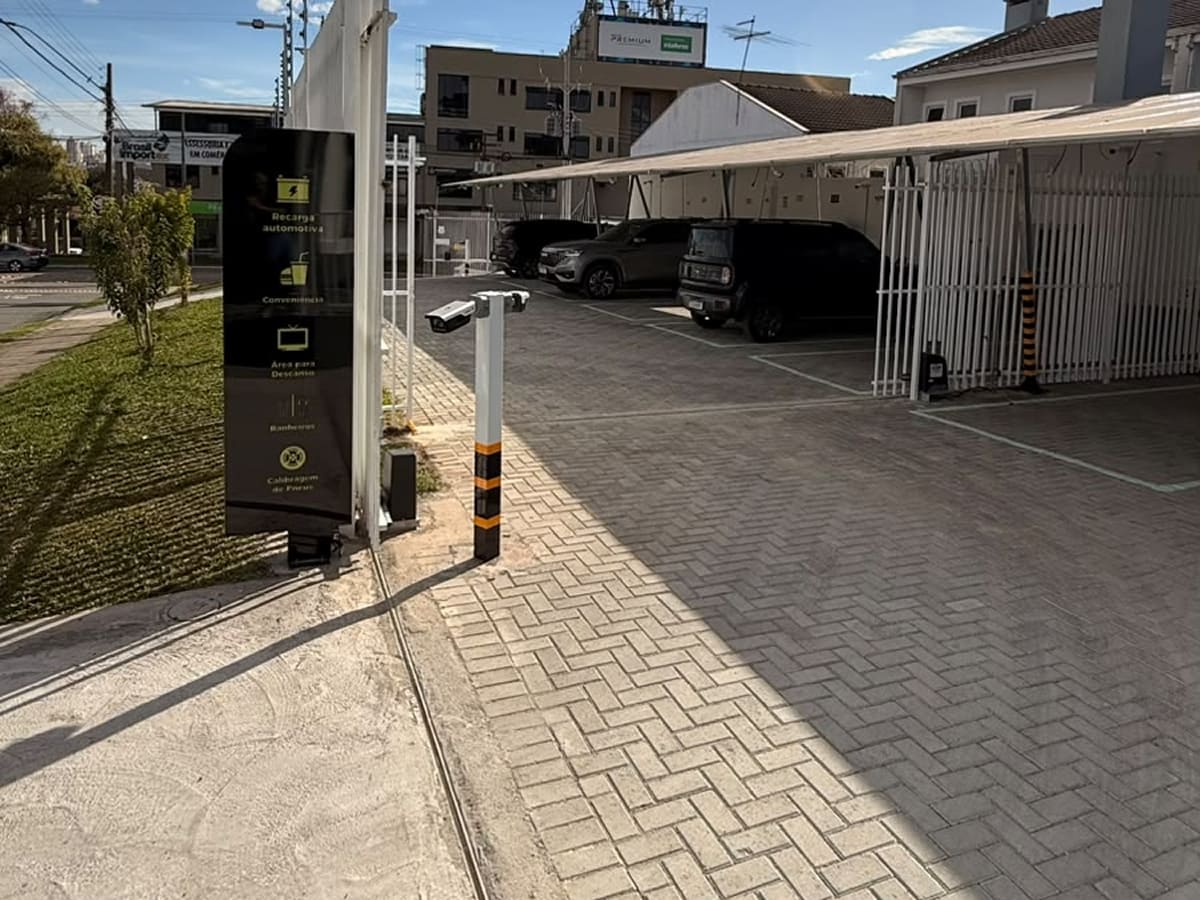 Fachada iluminada do eletroposto Eletroway em Curitiba